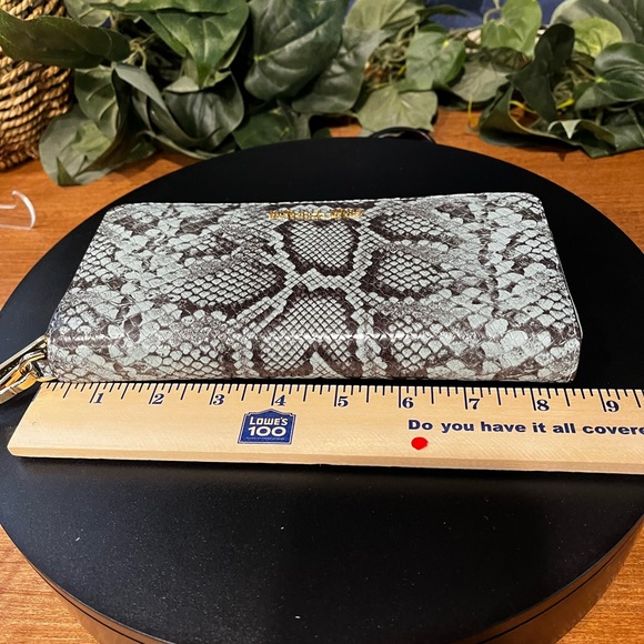 NWT Michael Kors Jade large embossed leather jet set travel wallet/wristlet - Picture 3 of 13